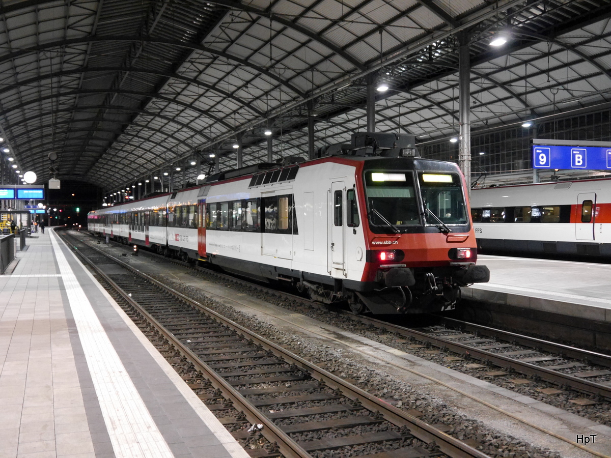SBB - Triebwagen RBDe 4/4  560 295-8 am Schluss eines Zuge im Bahnhof Olten am 01.12.2015