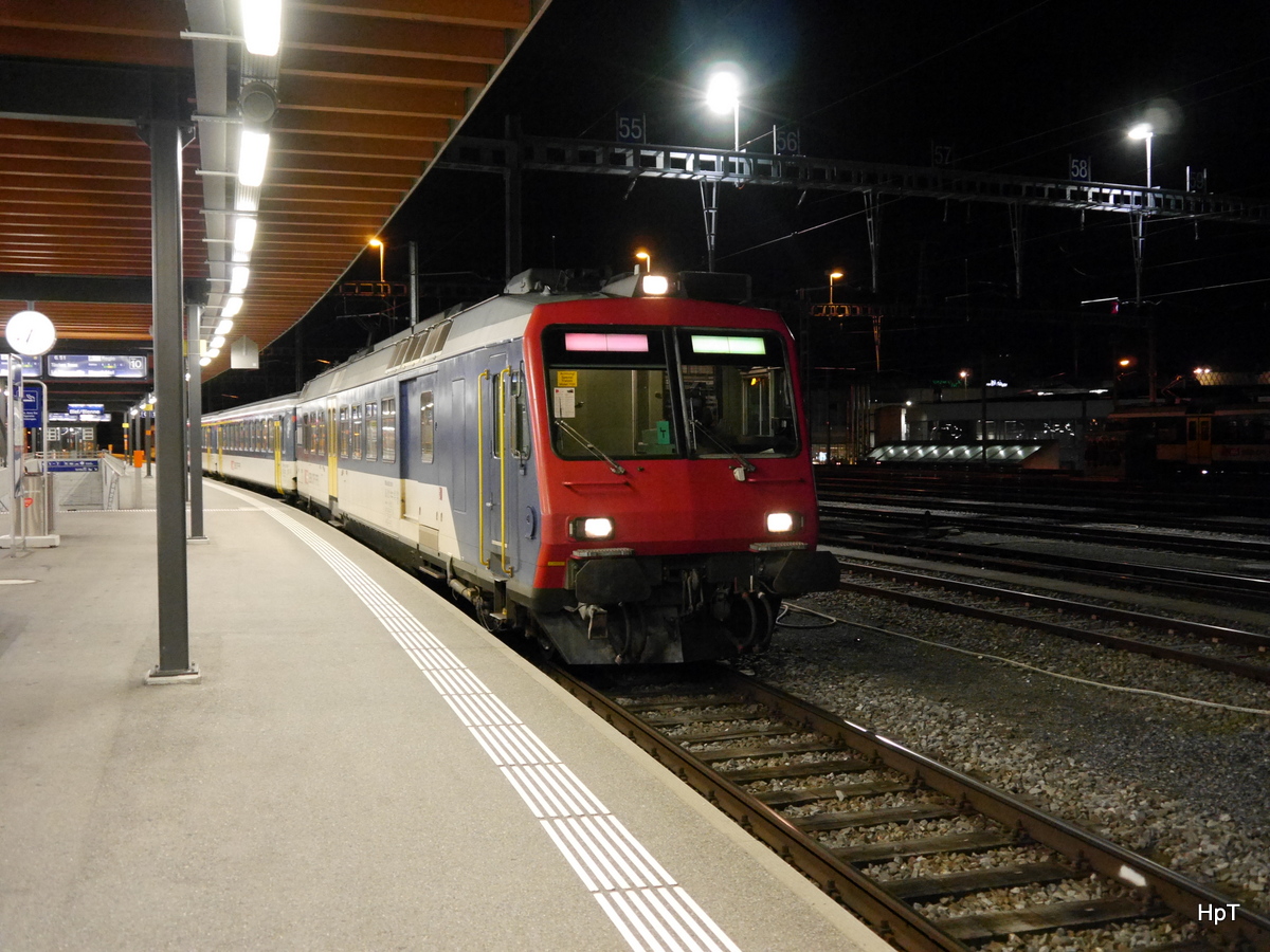 SBB - Triebwagen RBDe 562 001-8 an der Spitze eines Zuges im Bahnhof Biel/Bienne am 03.02.2018