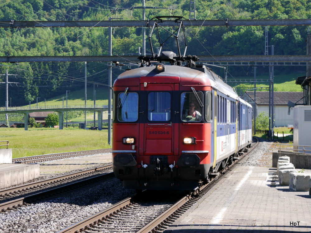 SBB - Triebwagen RBe 4/4 540 034-6 unterwegs mit dem Gefägnissteuerwagen bei Wyinigen am 20.05.2014