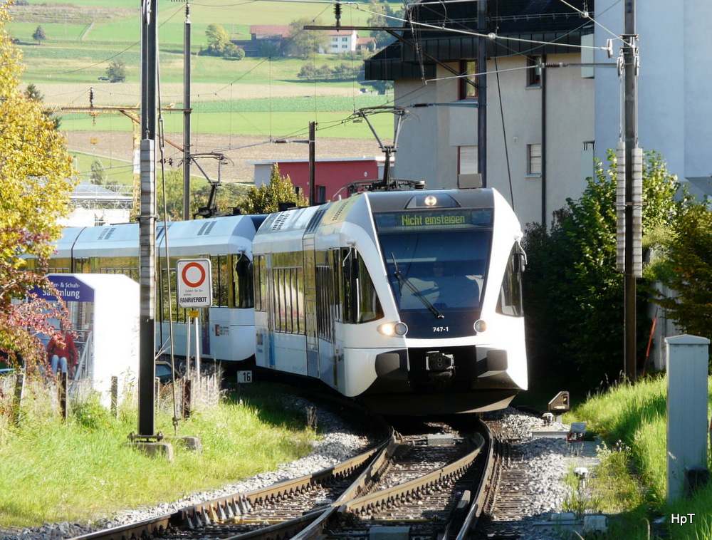 SBB - Triebzüge RABe 2/6  526747-1 und RABe 2/8  526 .. bei der einfahrt im Bahnhof Bülach am 17.10.2013