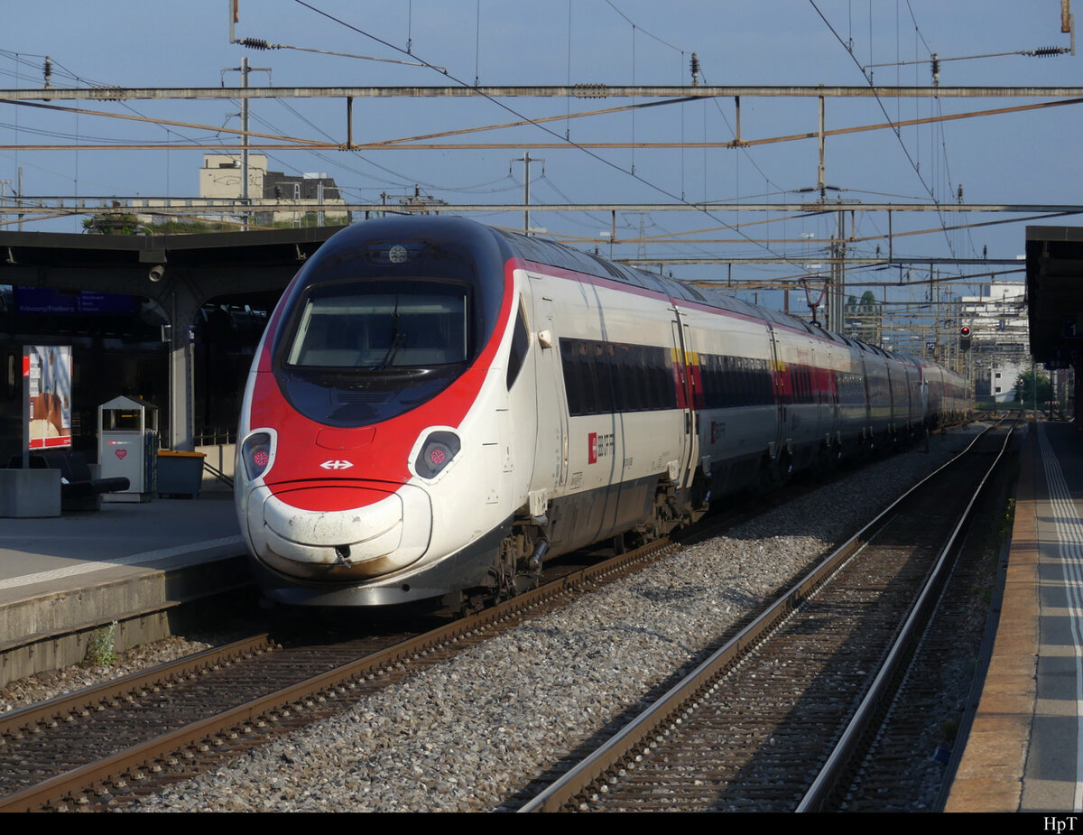 SBB - Triebzüge RABe 503 011 + 610 706 bei der Durchfahrt im Bahnhof Thun am 14.05.2022