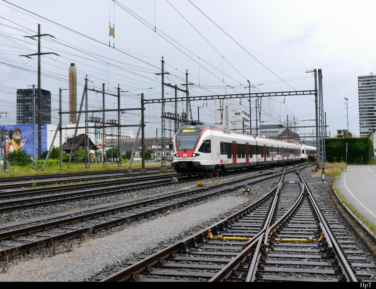 SBB - Triebzüge RABe 523 068 und 523 003 unterwegs im Bahnhofsareal von Prattelen am 21.07.2018