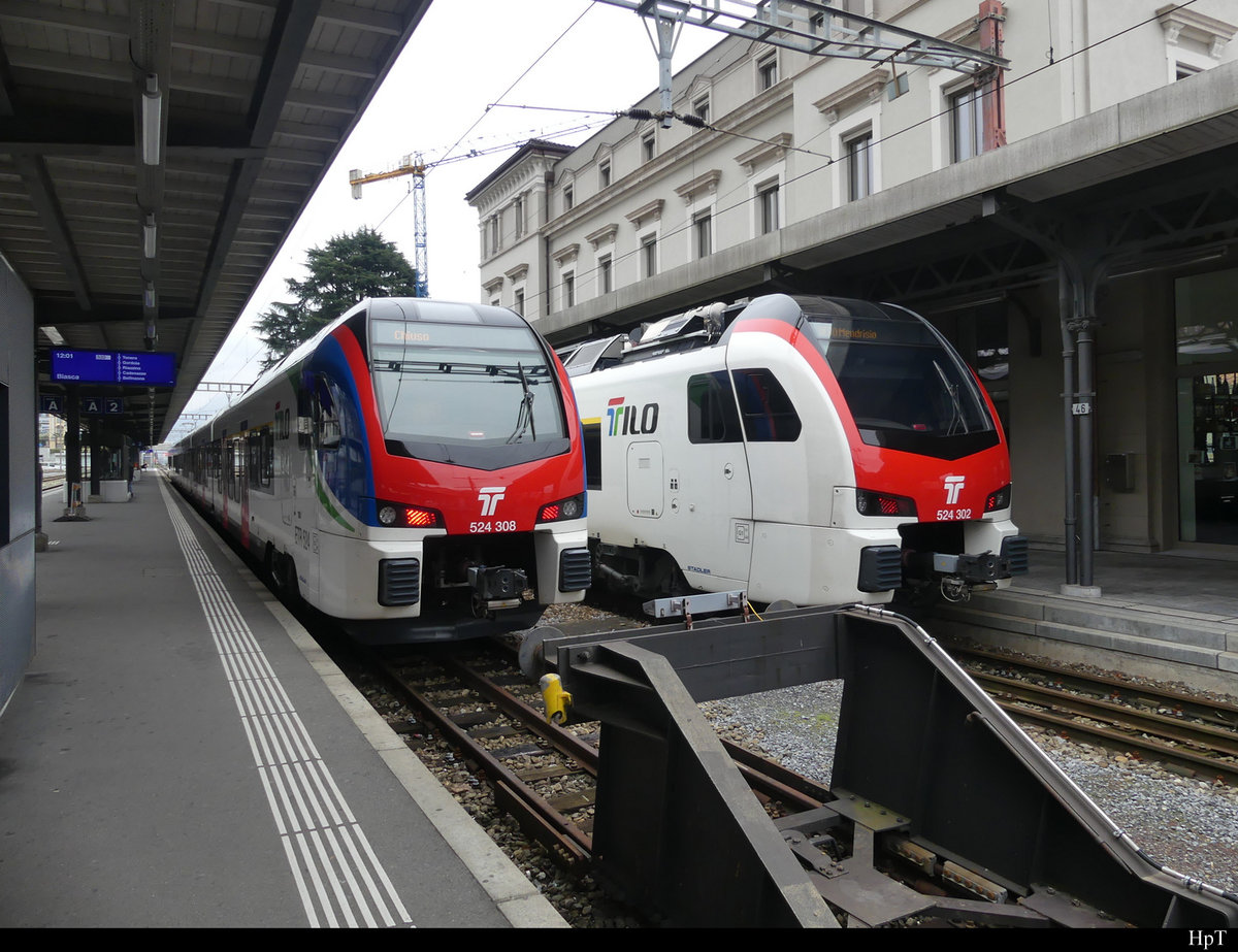 SBB - Triebzüge RABe 524 308 und RABe 524 302 im Bahnhof von Locarno am 12.02.2021