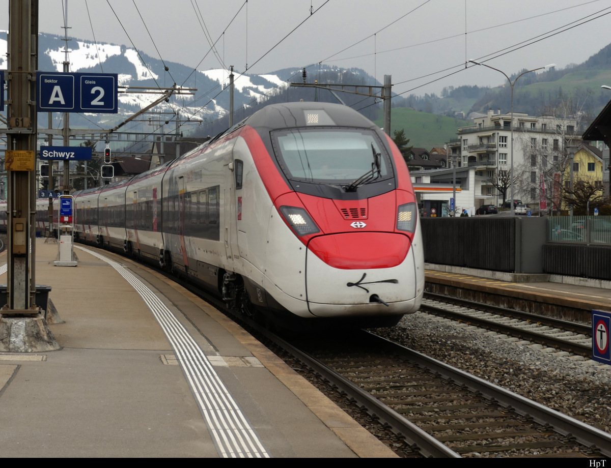 SBB - Triebzug RABe  501 008 bei der durchfahrt im Bhf. Schwyz am 06.02.2021
