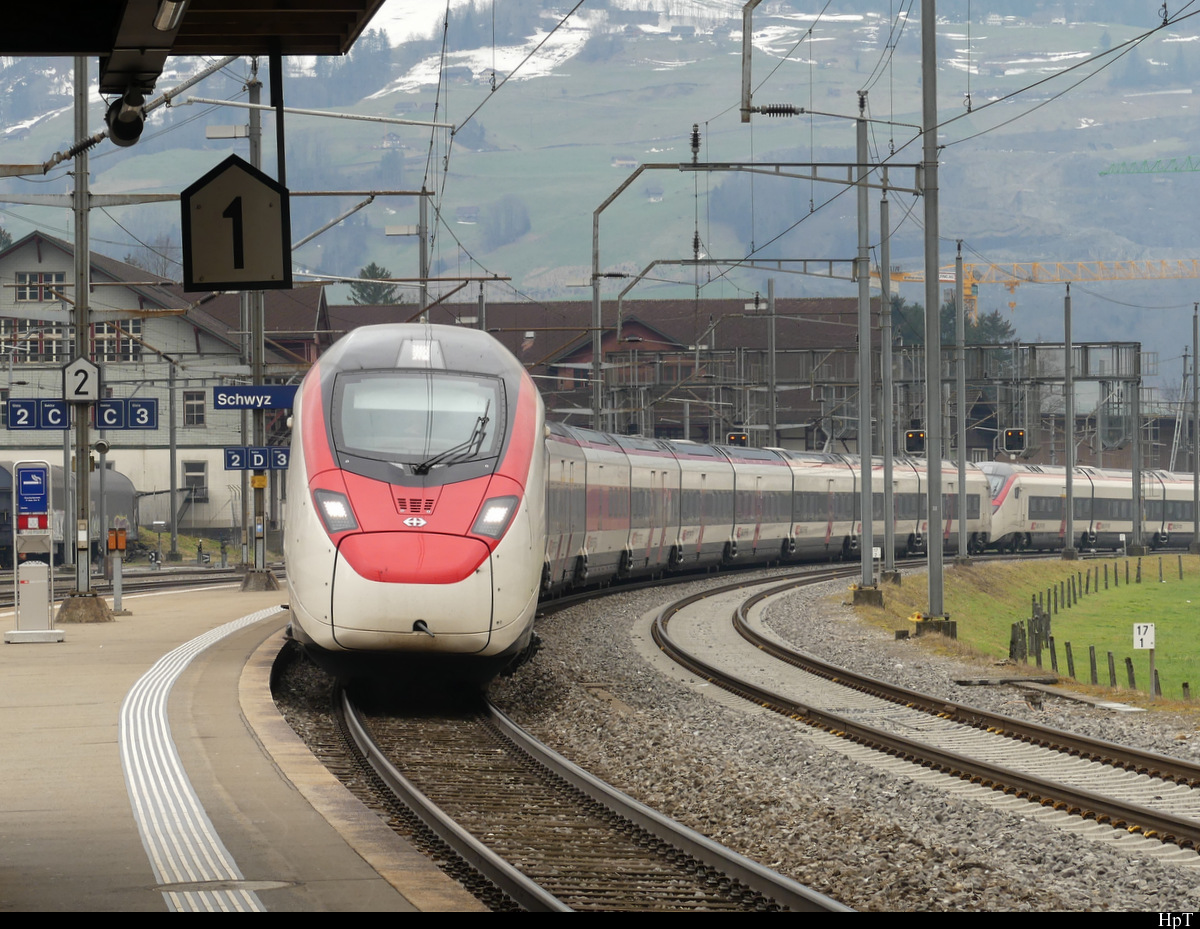 SBB - Triebzug RABe 501 022 bei der durchfahrt im Bhf. Schwyz am 06.02.2021
