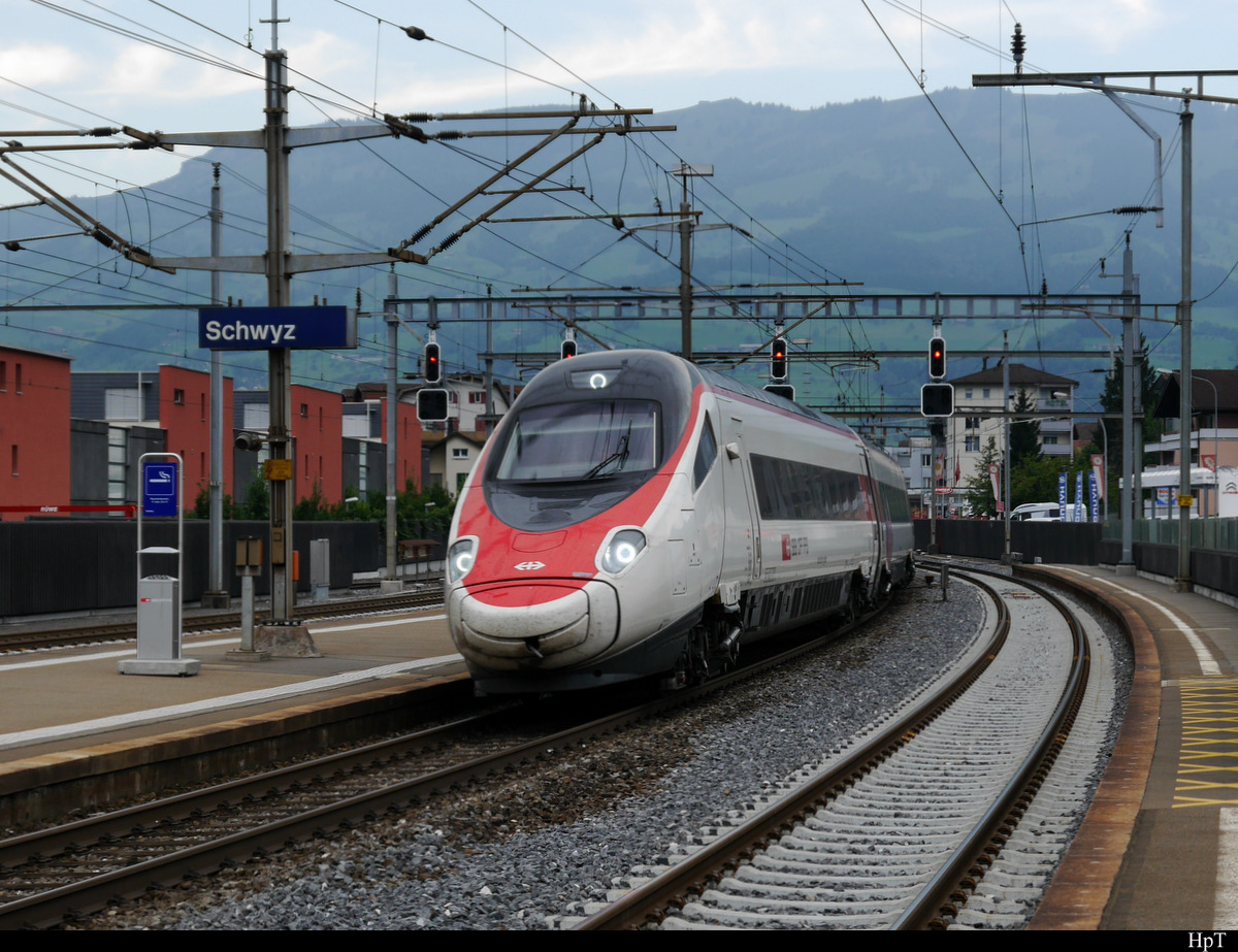 SBB - Triebzug RABe 503 ??? bei der Durchfahrt im Bahnhof von Schwyz am 31.08.2019