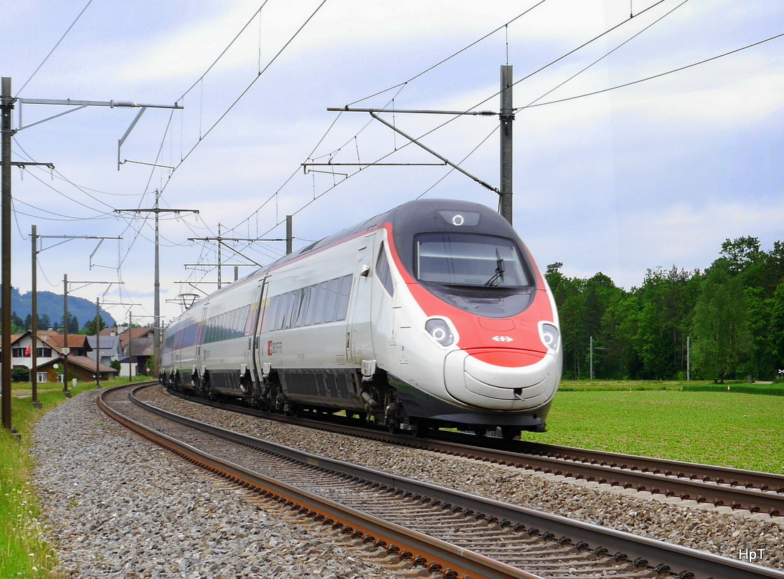 SBB - Triebzug RABe 503 unterwegs bei Uttigen in Richtung Thun-Spiez-Brig am 14.05.2015