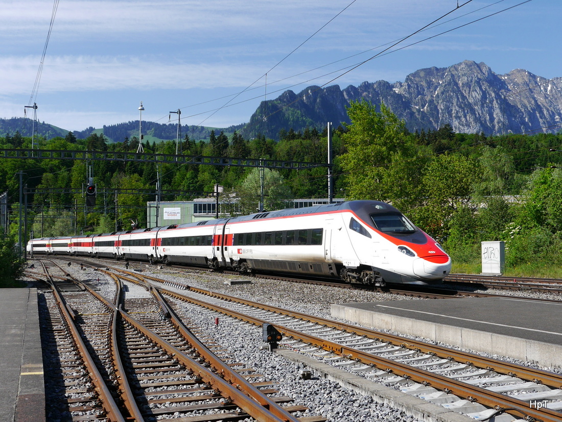 SBB - Triebzug RABe 503 unterwegs bei Gwatt in Richtung Thun-Bern am 14.05.2015