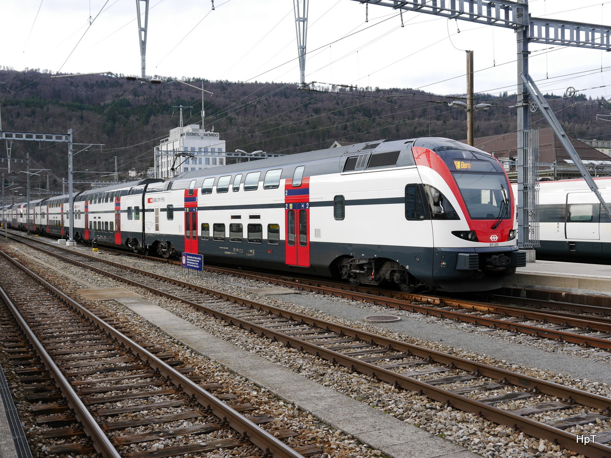 SBB - Triebzug RABe 511 120-3 im Bahnhof Biel/Bienne am 09.03.2018