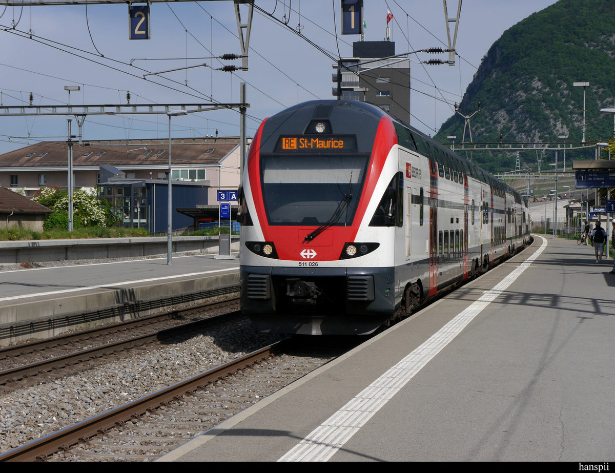 SBB - Triebzug RABe 511 026 unterwegs als RE nach St.Maurice bei der einfahrt im Bahnhof von Aigle am 2020.05.08