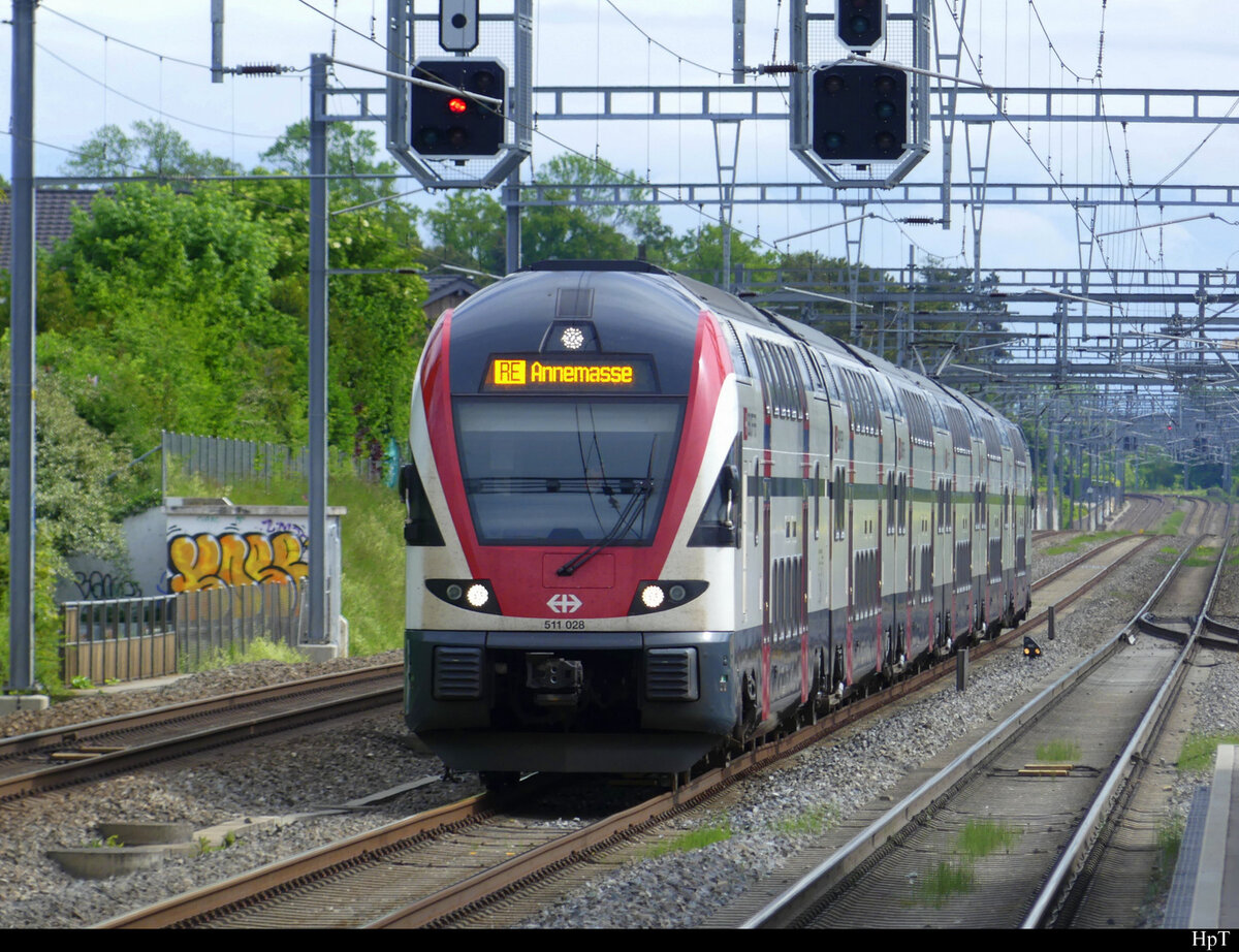 SBB - Triebzug RABe 511 028 unterwegs bei Mies am 06.05.2022