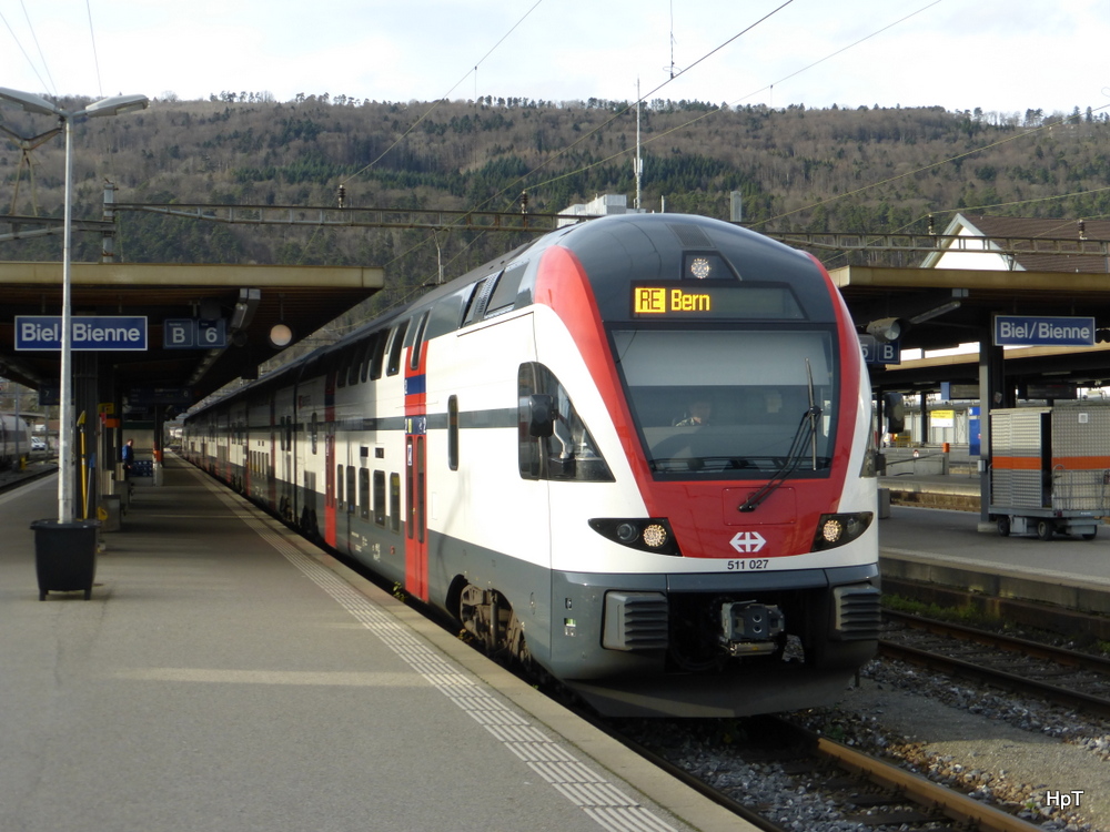 SBB - Triebzug RABe 511 027-0 bei der ausfahrt aus dem Bahnhof Biel am 21.12.2014