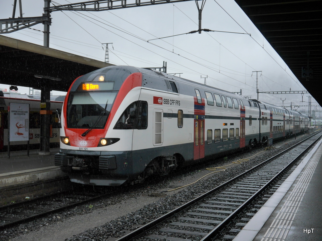 SBB - Triebzug RABe 511 121-1 als RE Biel - Bern im Bahnhof Biel am 24.01.2015