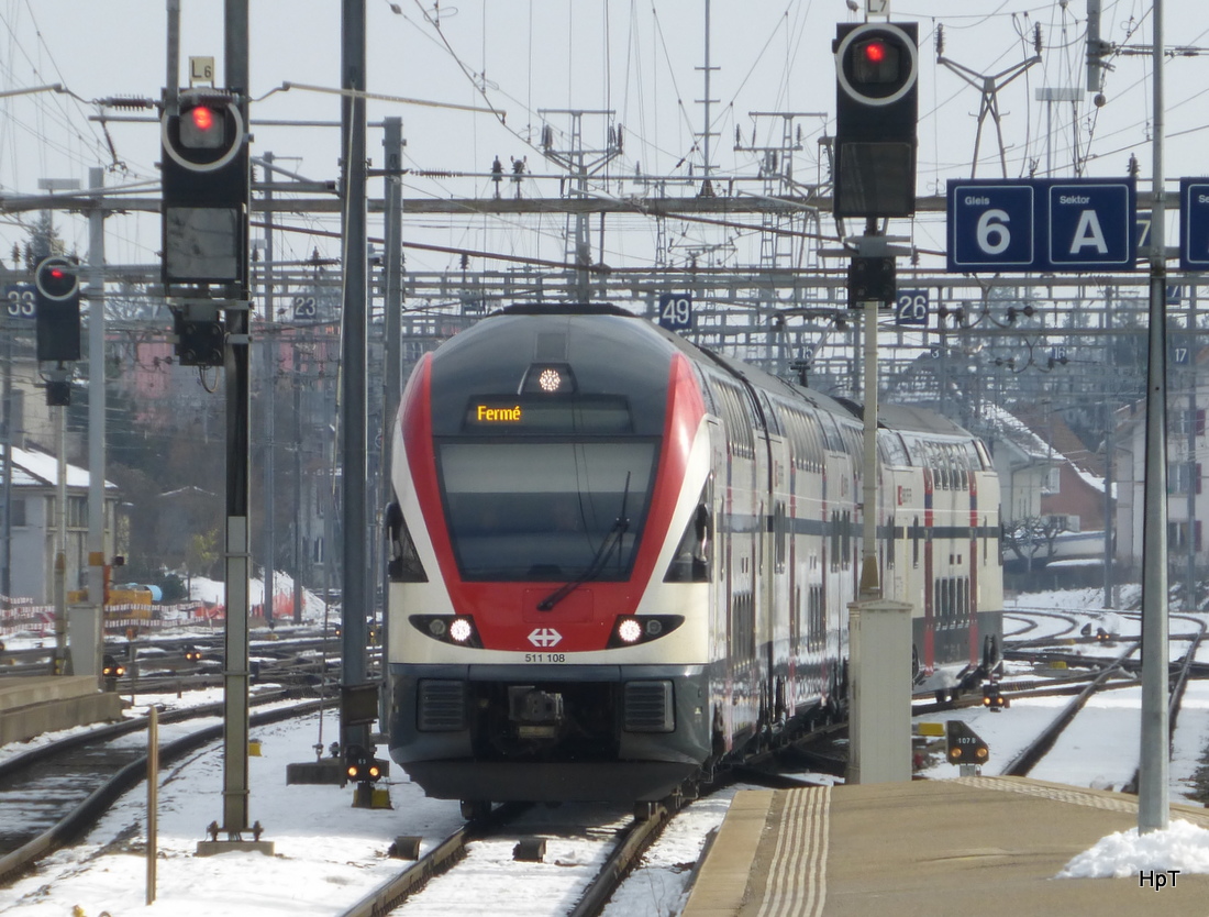 SBB - Triebzug RABe 511 108-8 als RE Bern - Biel bei der einfahrt in den Bahnhof Biel am 08.02.2015