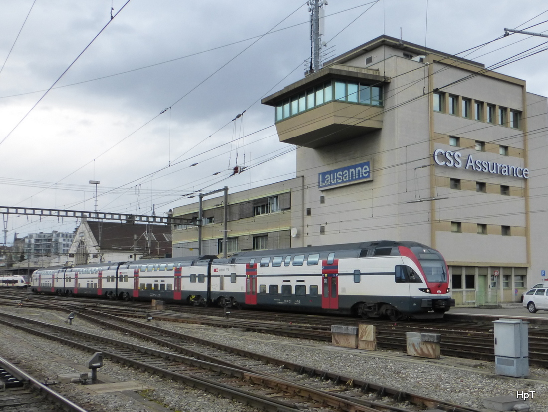 SBB - Triebzug RABe 511 120 vor dem Stellwerk im Bahnhof Lausanne am 14.02.2015