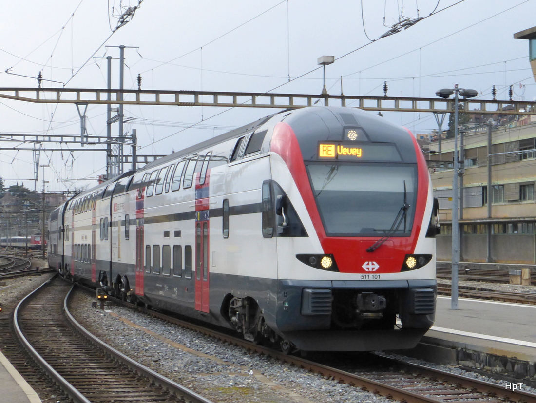 SBB - Triebzug RABe 511 101-3 bei der einfahrt im Bahnhof Lausanne am 14.02.2015