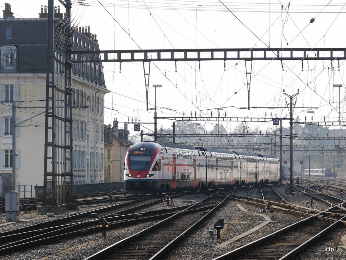 SBB - Triebzug RABe 511 102 bei der einfahrt in den Bahnhof von Lausanne am 14.03.2015