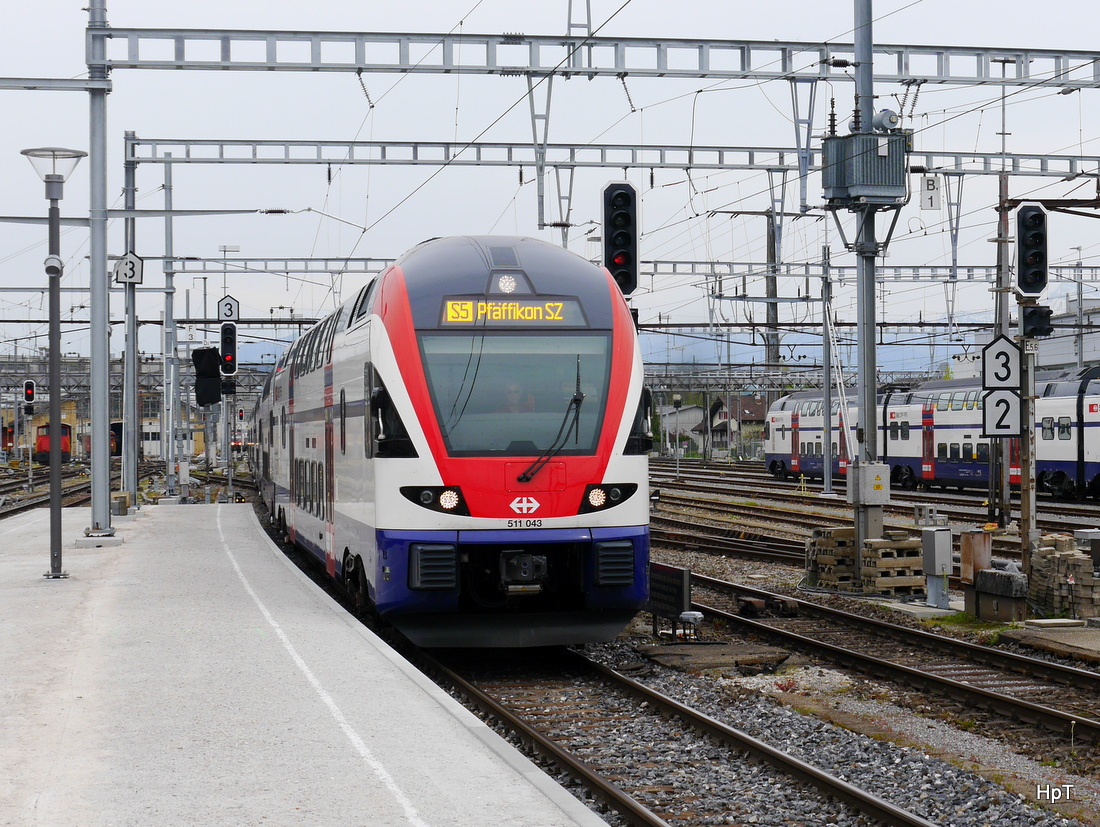 SBB - Triebzug RABe 511 043-7 bei der einfahrt im Bahnhof Rapperswil am 25.04.2015