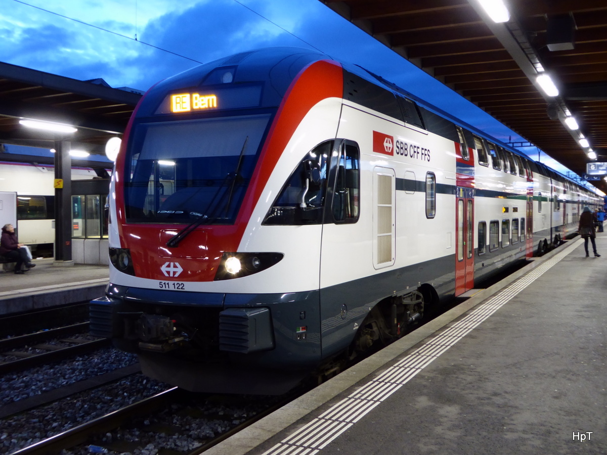 SBB - Triebzug RABe 511 122-9 im Bahnhof Biel am 21.02.2016