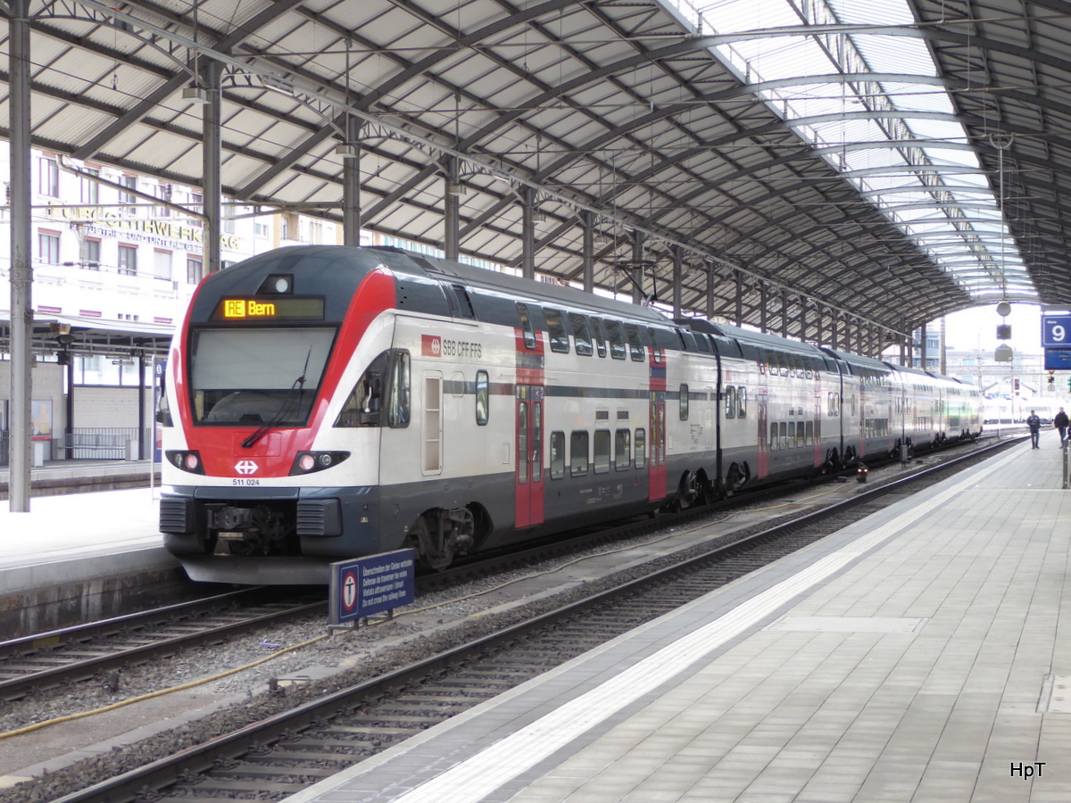 SBB - Triebzug RABe 511 024-7 in der Bahnhofshalle von Olten am 16.04.2016