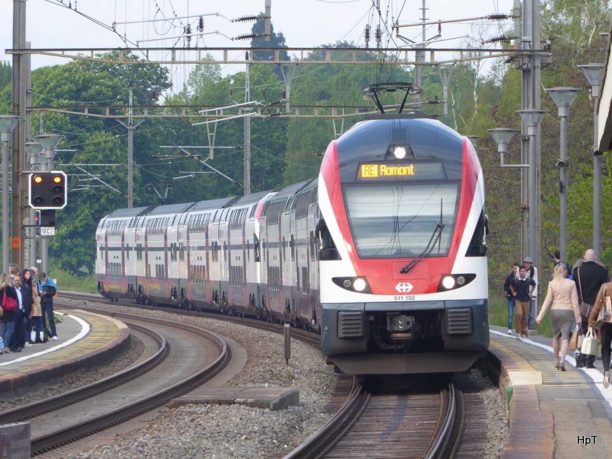 SBB - Triebzug RABe 511 102-1 bei der êinfahrt in Rolle am 03.05.2016