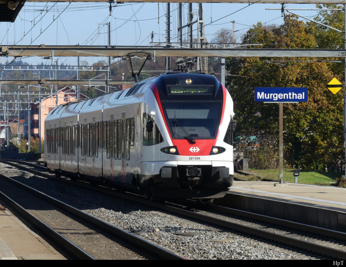 SBB - Triebzug RABe 521 028 bei der einfahrt in den Bhf. Murgenthal am 24.10.2021