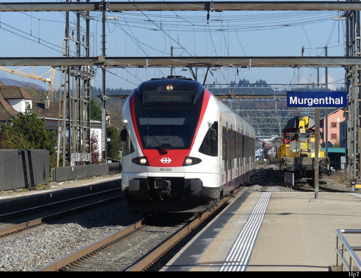 SBB - Triebzug RABe 521 021 bei der einfahrt in den Bhf. Murgenthal am 24.10.2021