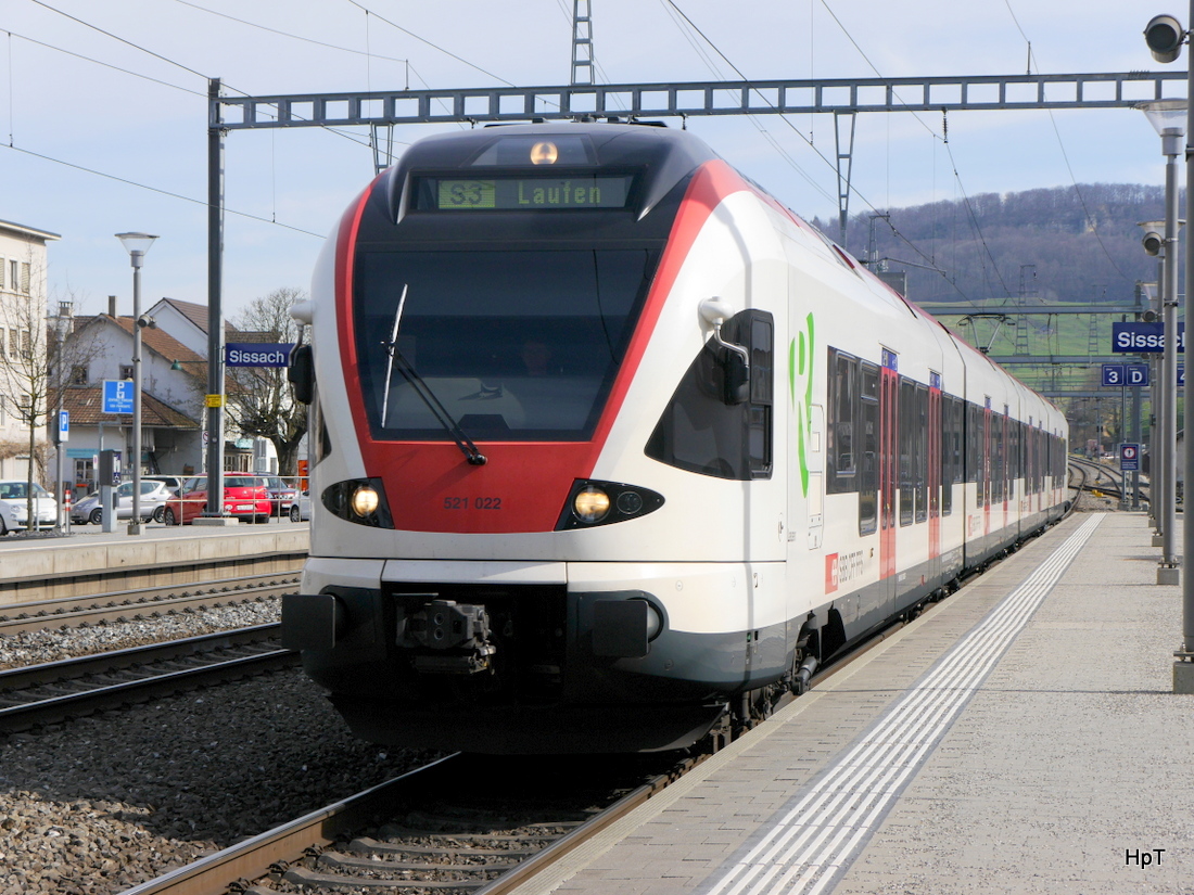 SBB - Triebzug RABe 521 022 bei der einfahrt im Bahnhof Sissach am 07.03.2015
