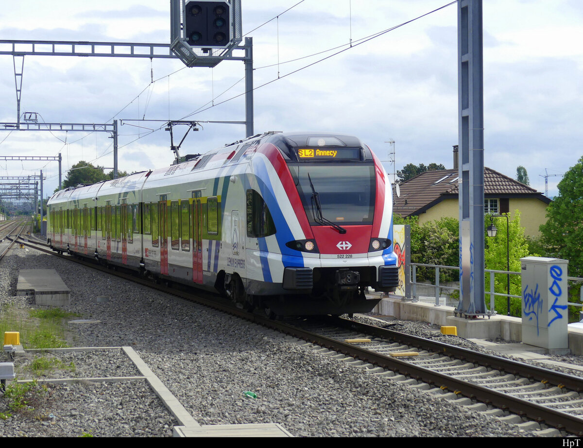 SBB - Triebzug RABe 522 228 bei der einfahrt im Bahnhof Mies am 06.05.2022