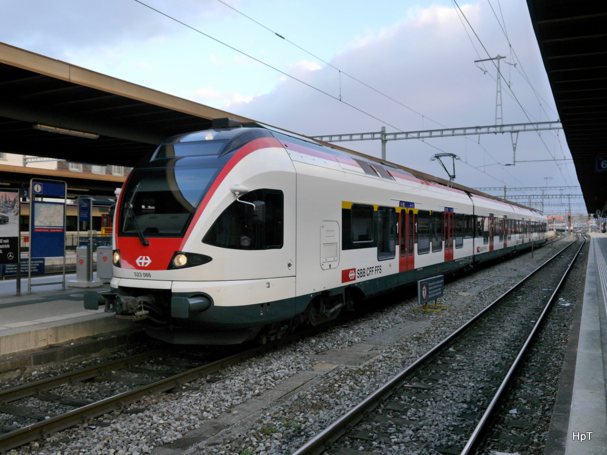 SBB - Triebzug RABe 523 066 im Bahnhof Biel am 02.07.2017