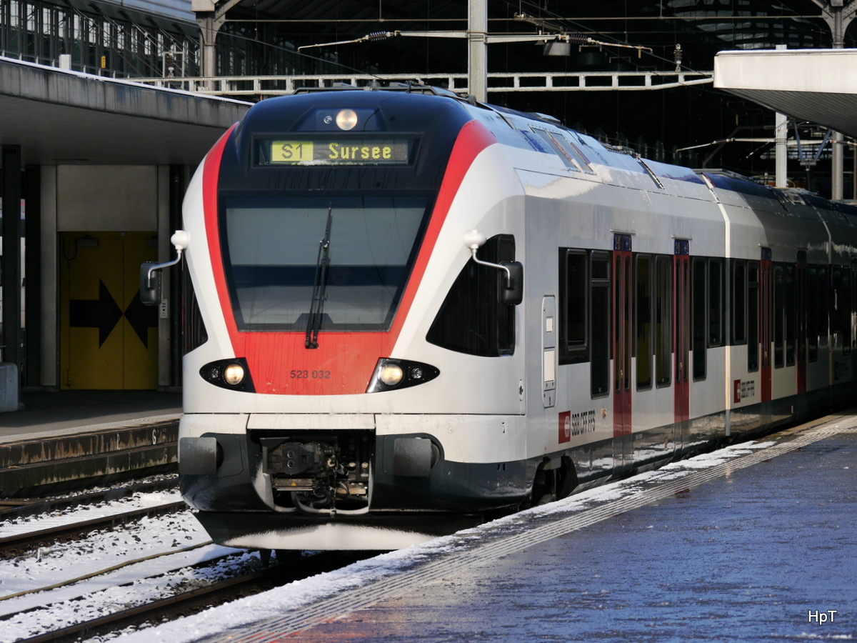 SBB - Triebzug RABe 523 032-6 bei der ausfahrt aus dem Bahnhof Luzern am 09.12.2017