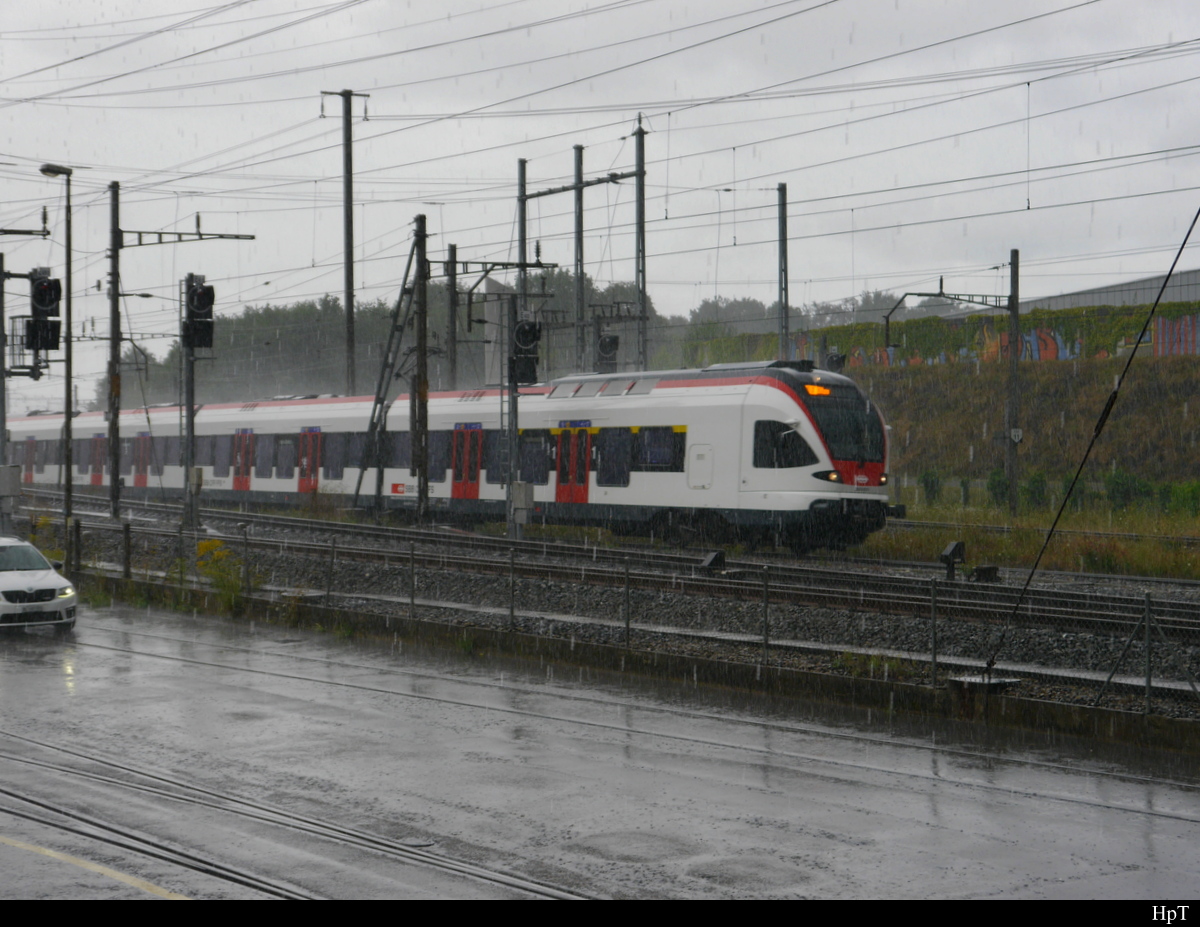 SBB - Triebzug RABe 523 ... unterwegs bei Starkem Regen im Bahnhofsareal von Prattelen am 21.07.2018