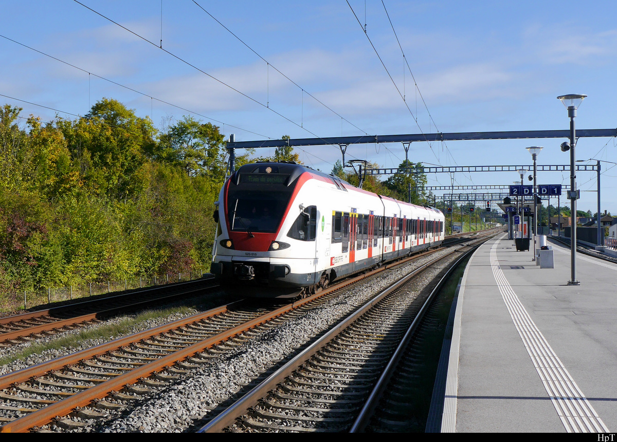 SBB - Triebzug RABe 523 015 bei der durchfahrt im Bahnhof Mies am 08.10.2020