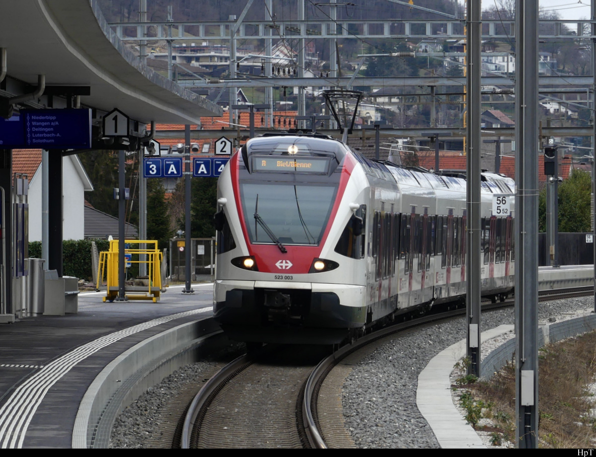 SBB - Triebzug RABe 523 003 bei der einfahrt in den Bahnhof von Oensingen am 31.01.2021