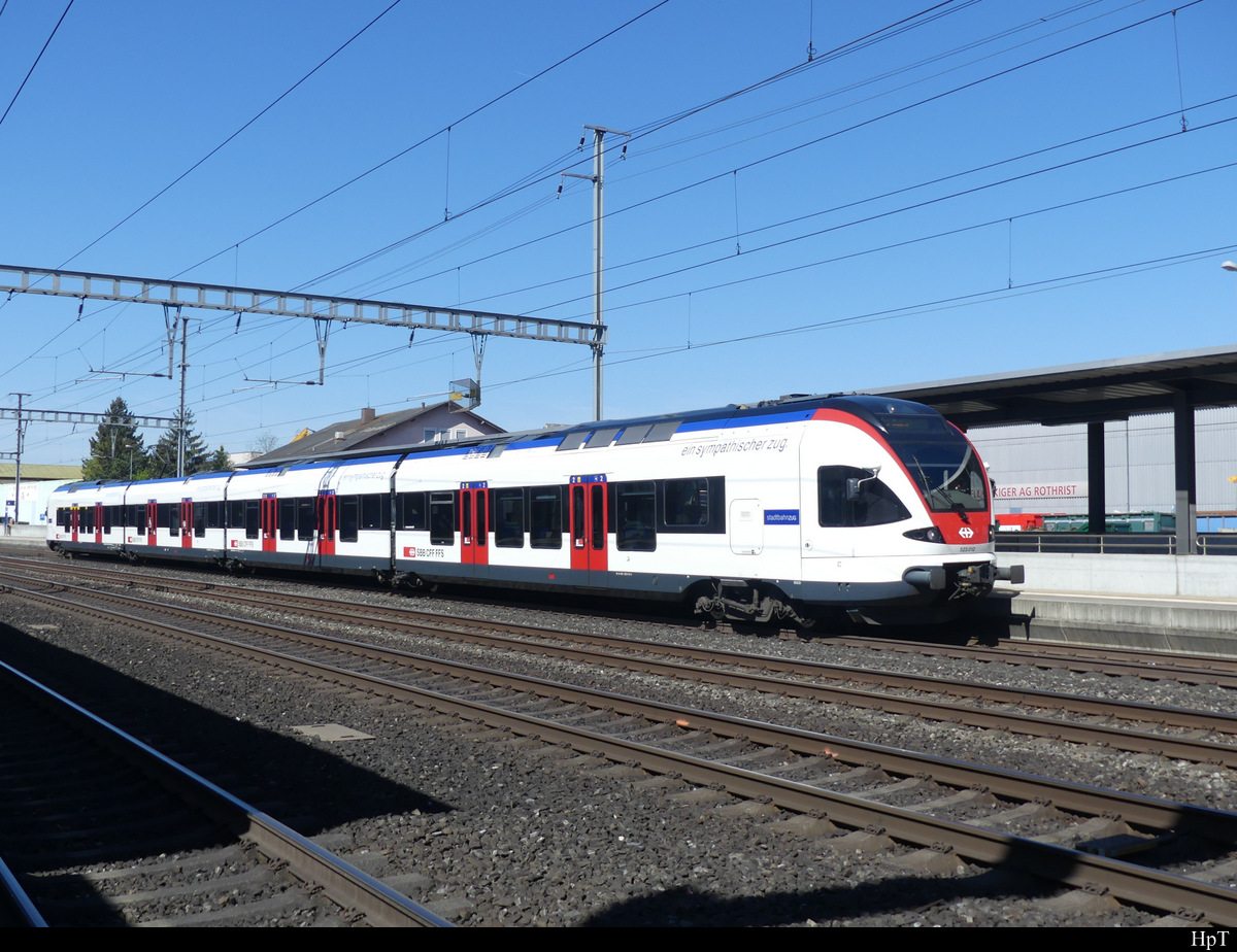 SBB - Triebzug RABe 523 012 im Bahnhof von Rothrist am 18.04.2022