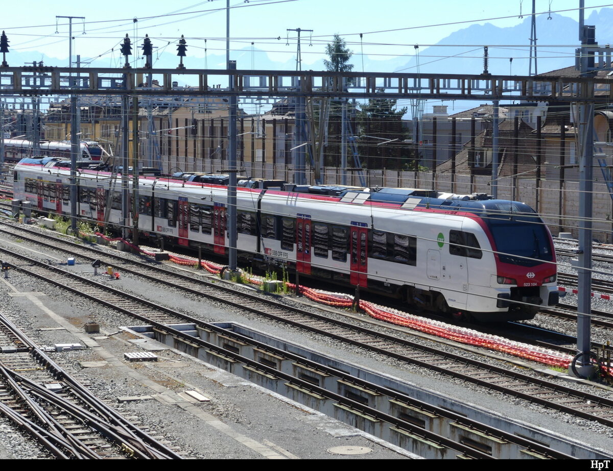 SBB - Triebzug RABe 523 104 unterwegs im Bahnhof Lausanne am 02.07.2022