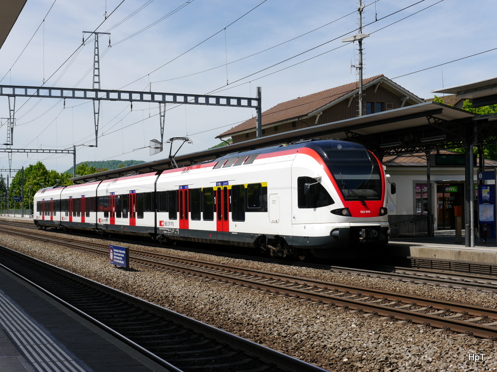 SBB - Triebzug RABe 523 044 im Bahnhof Sissach am 05.05.2014