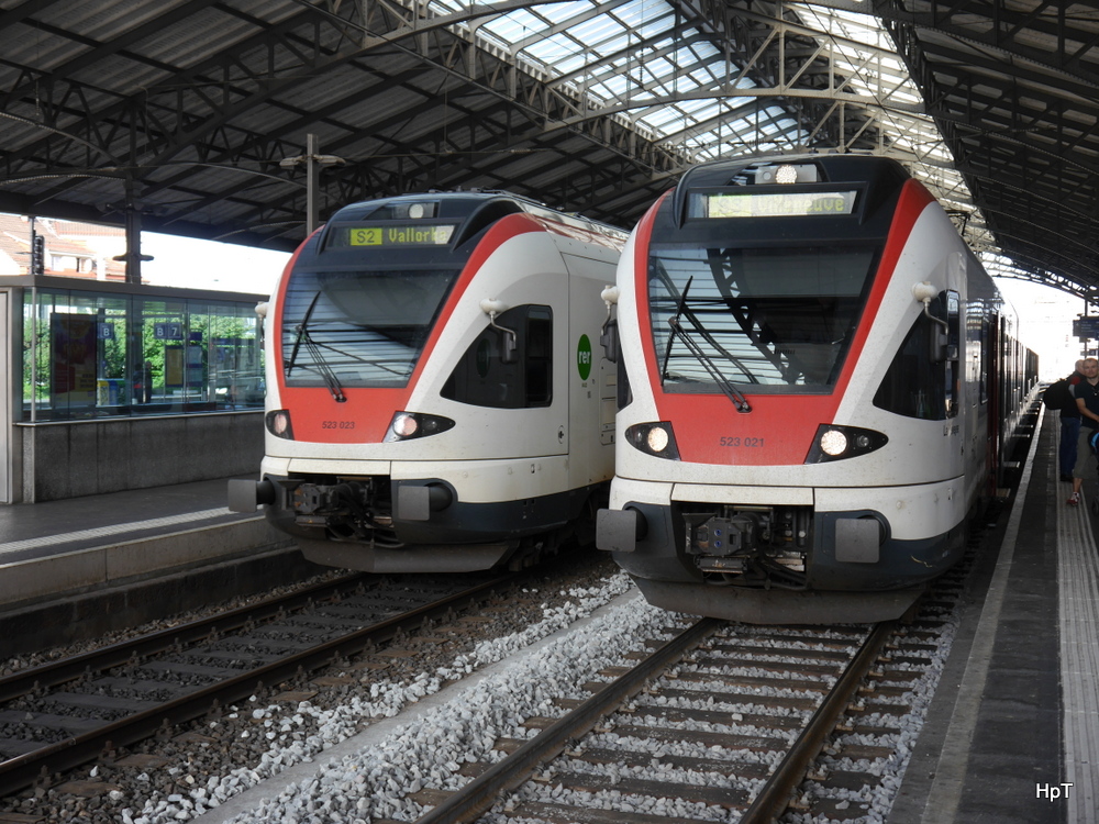 SBB - Triebzug RABe 523 023 und 523 021 im Bahnhof Lausanne am 27.07.2014