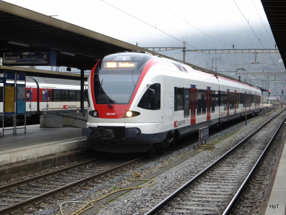 SBB - Triebzug RABe 523 047 in Bahnhof Biel am 29.11.2014