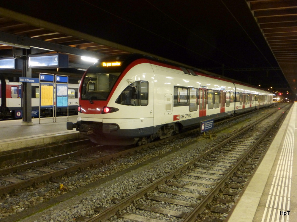 SBB - Triebzug RABe 523 055-7 im Bahnhof Biel am 30.11.2014