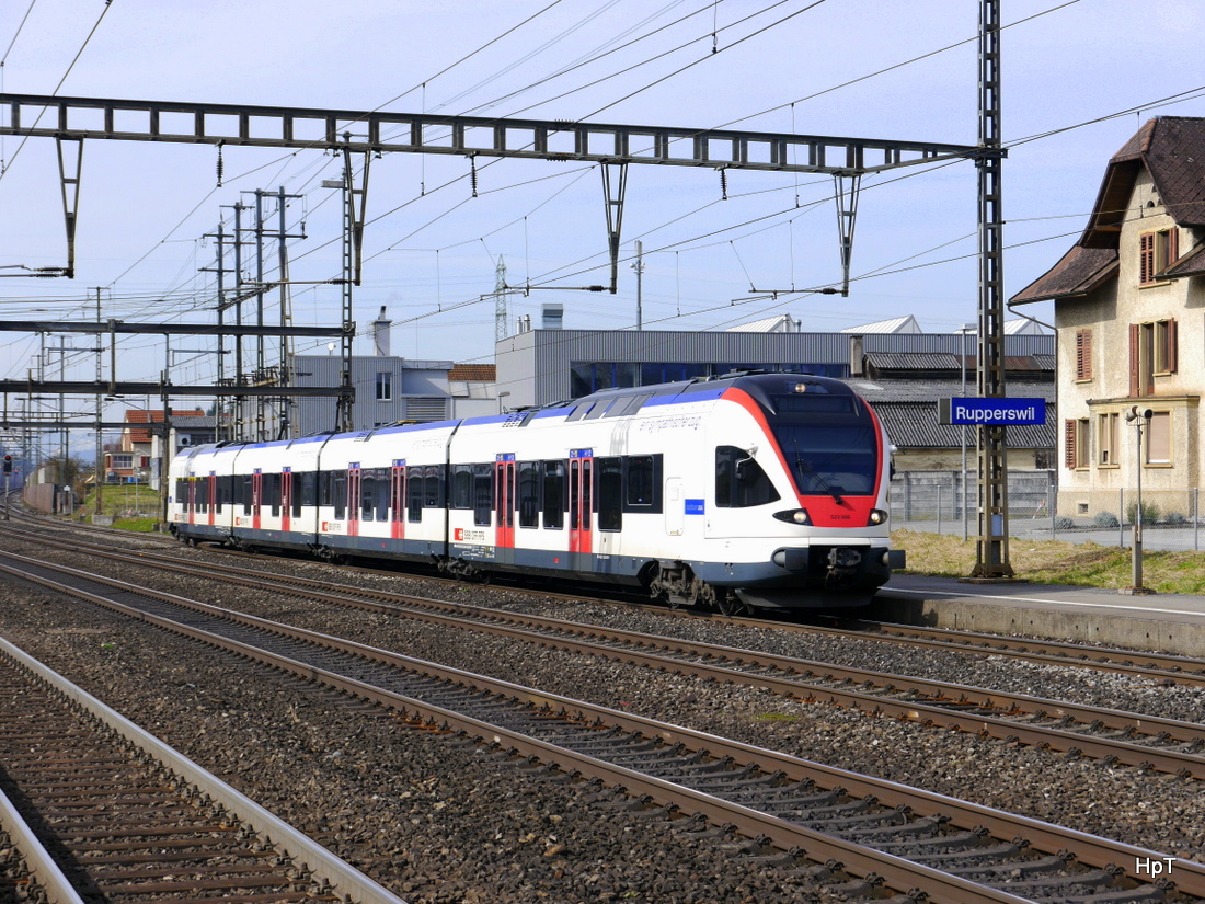 SBB - Triebzug RABe 523 006 bei der einfahrt in den Bahnhof Rupperswil am 07.03.2015