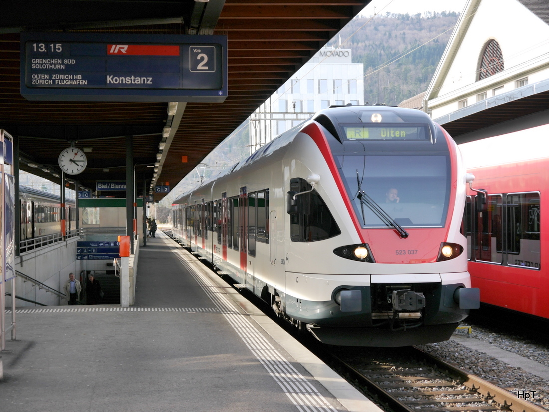 SBB - Triebzug RABe 523 037-5 im Bahnhof Biel am 07.03.2015