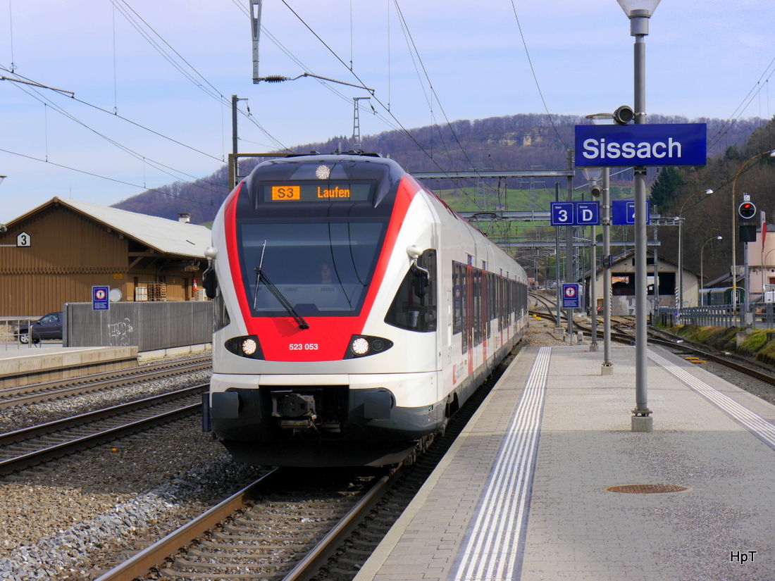 SBB - Triebzug RABe 523 053-2 bei der einfahrt im Bahnhof Sissach am 07.03.2015