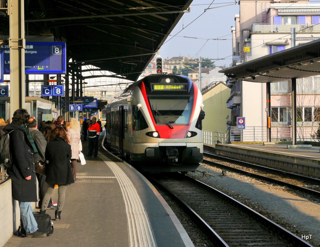 SBB - Triebzug RABe 523 028-4 im Bahnhof Lausanne am 14.03.2015