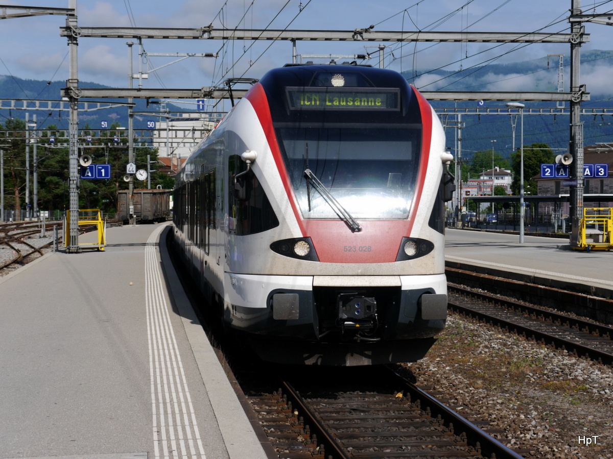 SBB - Triebzug RABe 523 028-4 im ICN Ersatzdienst zwischen Neuchatel und Lausanne bei der einfahrt im Bahnhof Yverdon les Bains am 14.06.2015
