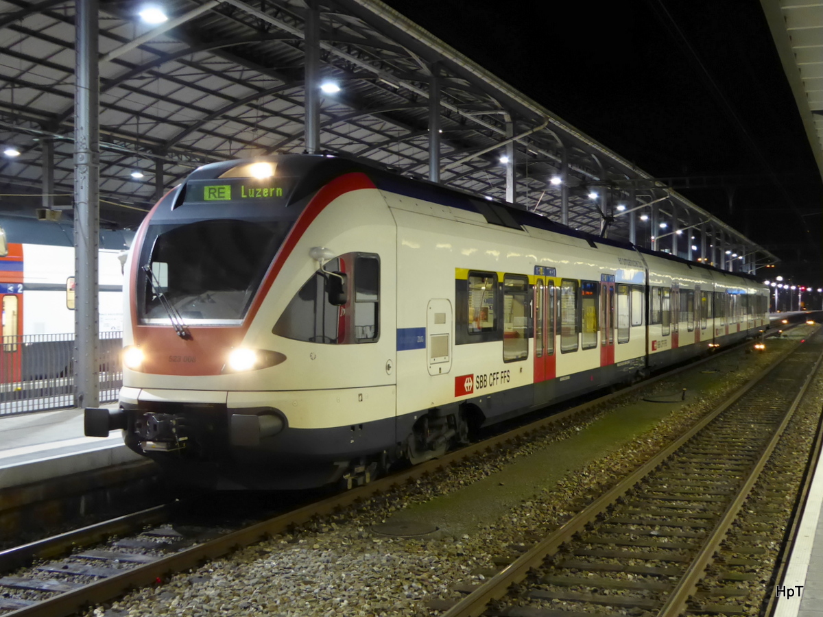 SBB - Triebzug RABe 523 008 im Bahnhof Olten am 25.12.2015
