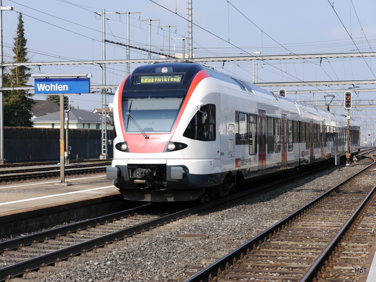 SBB - Triebzug RABe 523 037-5 bei der einfahrt im Bahnhof Wohlen am 11.03.2016