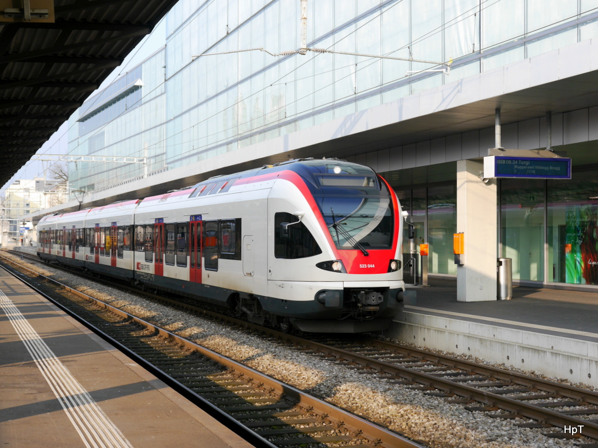 SBB - Triebzug RABe 523 044 im Bahnhof Aarau am 11.03.2016