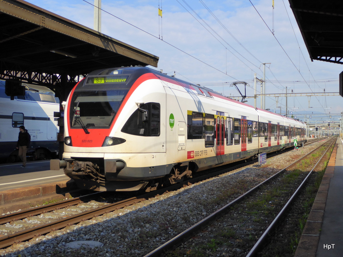 SBB - Triebzug RABe 523 023-5 bei der einfahrt im Bahnhof in Renens am 03.05.2016
