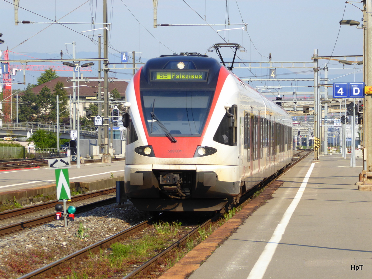 SBB - Triebzug RABe 523 031 bei der einfahrt im Bahnhof in Renens am 03.05.2016